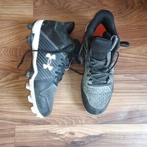 👗 (B3G1) Under Armour Black and White Athletic Cleats